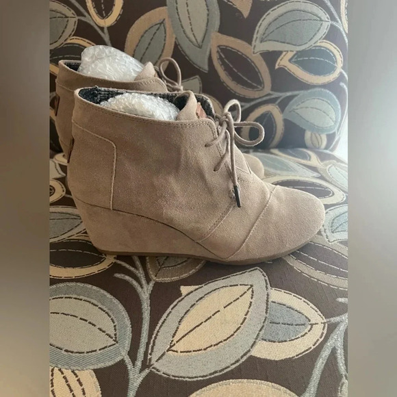 TOMS • Beige Suede Wedge Shoe Booties‎ SIZE 9 - Picture 4 of 10